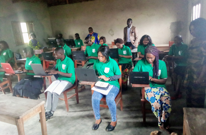 Étudiants au laboratoire informatique