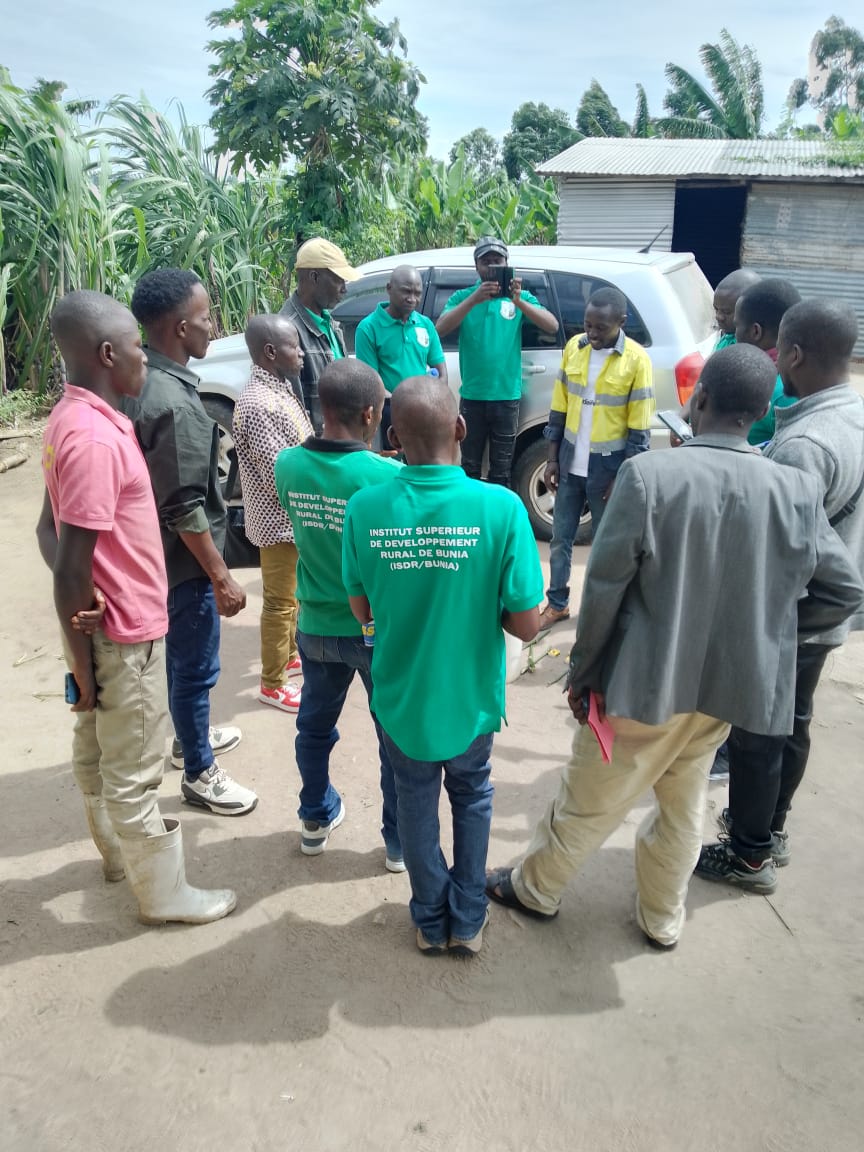 Étudiants sur terrain lors de pratiques professionnelles